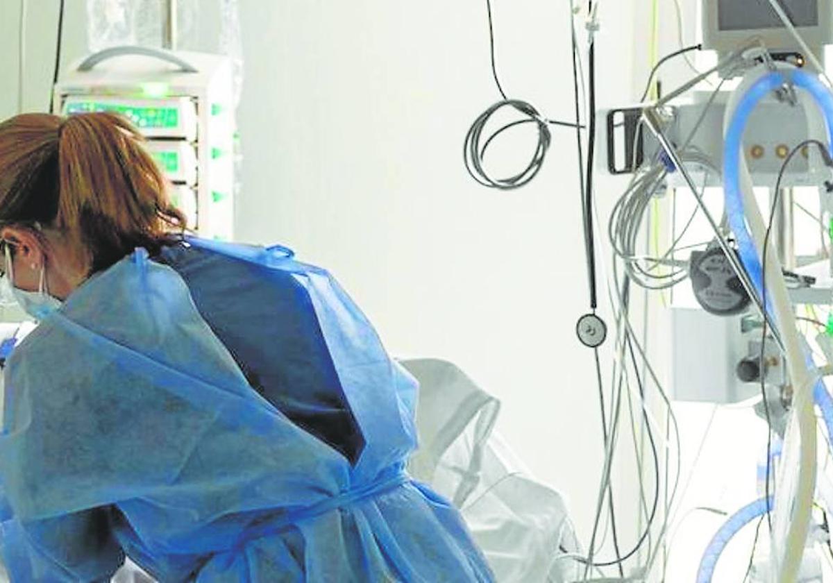 Una profesional sanitaria atendiendo a un paciente en un centro hospitalario.