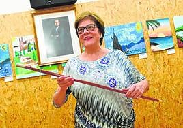 Leonor Hernández Sánchez, con el bastón de mando, tras ser investida como regidora.