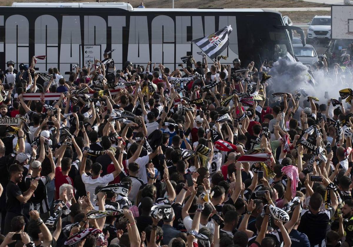 a aficción del Efesé a su llegada al Cartagonova, la temporada pasada.