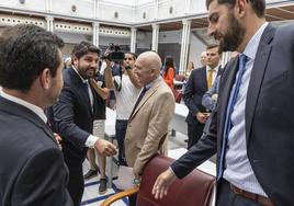 López Miras y José Angel Antelo, a punto de darse la mano en la Asamblea Regional.