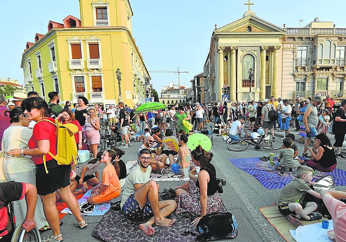 Participantes en un pícnic reivindicativo a favor de mantener cerrado al tráfico el Puente Viejo, el pasado 29 de junio.