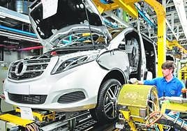 Interior de una fábrica vitoriana de furgonetas, cada vez más demandadas por clientes de 'renting'.