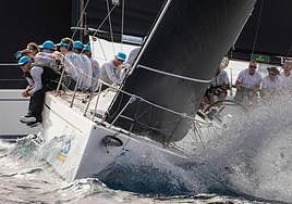 Los tripulantes del 'Pez de Abril', en una prueba reciente.