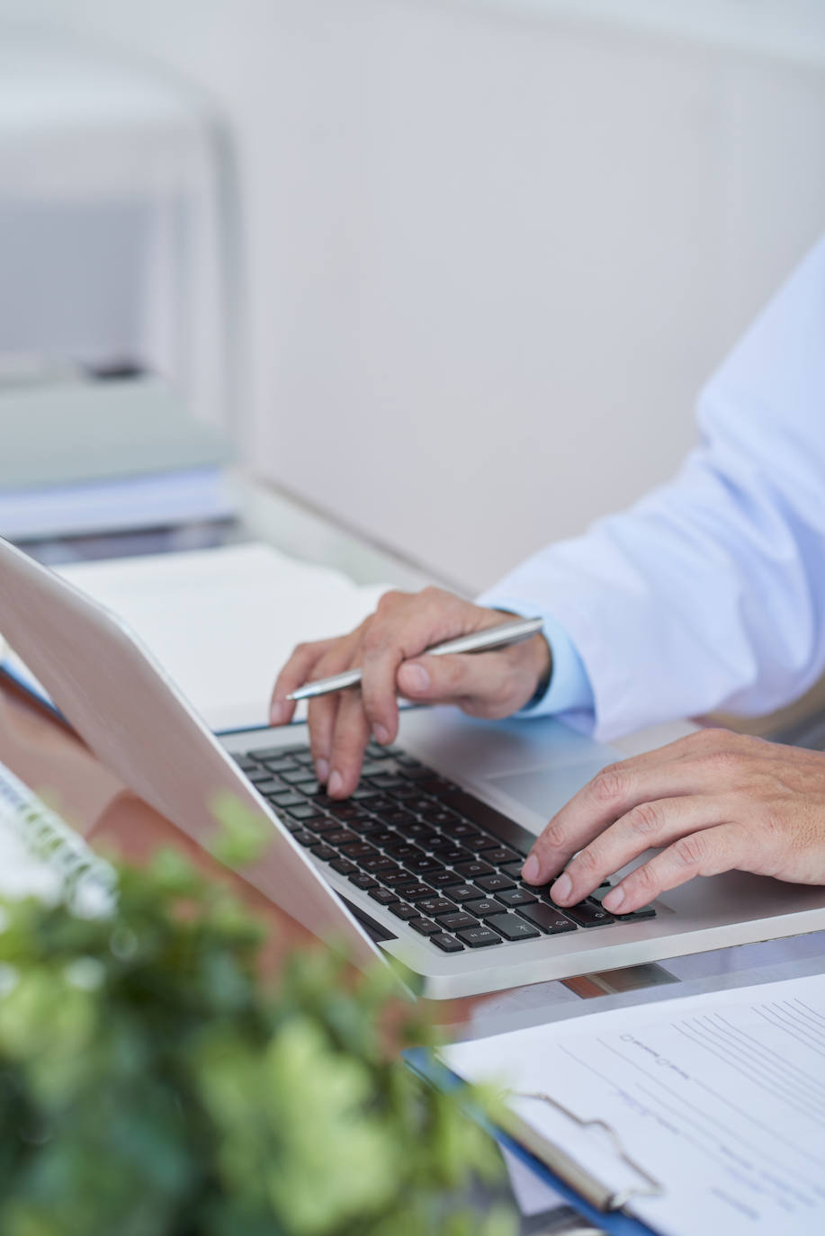 Un hombre utiliza un ordenador portátil