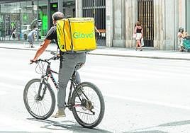 Un trabajador de Glovo circula por la Gran Vía de Murcia, en una fotografía de archivo.