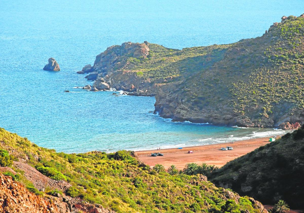 Vista de la playa de El Gorguel, entre Cartagena y Portmán, el pasado viernes, con unos veraneantes.