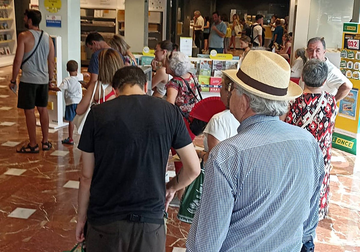 Colas en la oficina de Correos de la Circular, este lunes.