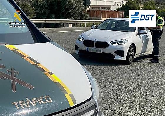 Momento en que es interceptado el vehículo por la Guardia Civil.