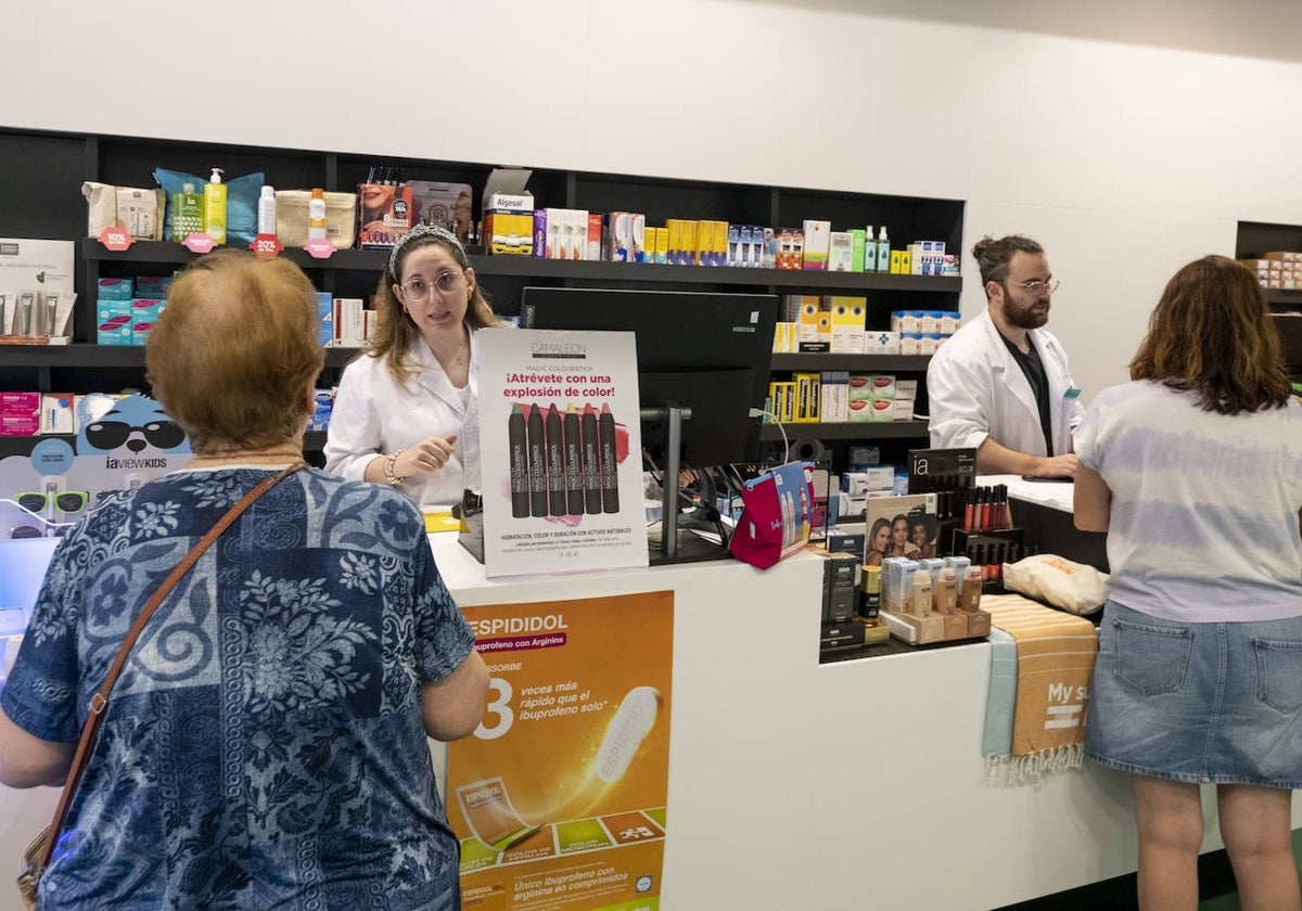 Pacientes recogen medicación en una farmacia de Murcia.