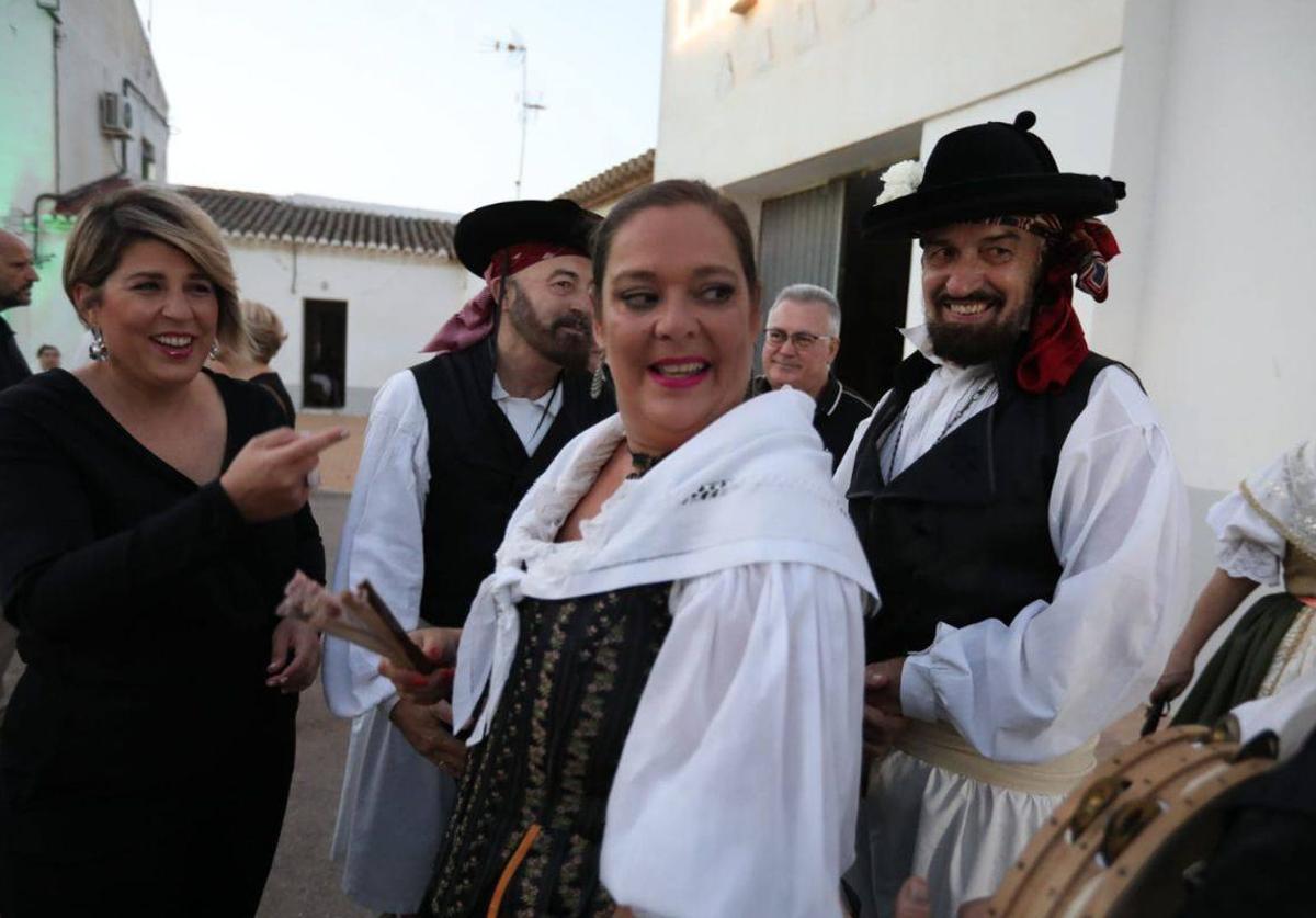 Miembros del Grupo Folclórico Ciudad de Cartagena de La Palma con Noelia Arroyo.