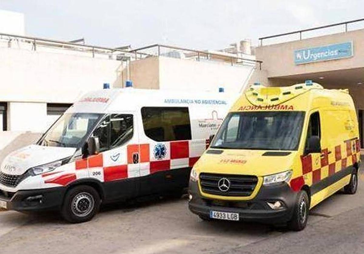 Un par de ambulancias en la entrada del hospital Rafael Méndez de Lorca, en una imagen de archivo.