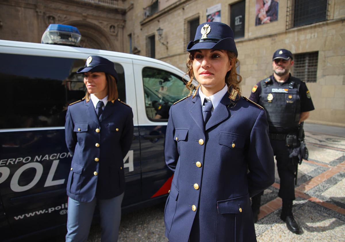 Nicoletta Rossini y Tiziana Mignacca de la Polizia di Stato de Italia junto a un Policía Nacional en Murcia.