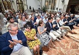 Público asistente al debate electoral de los candidatos al Congreso de PP, Vox, PSOE y Sumar, en el Patio Azul, del Real Casino de Murcia.