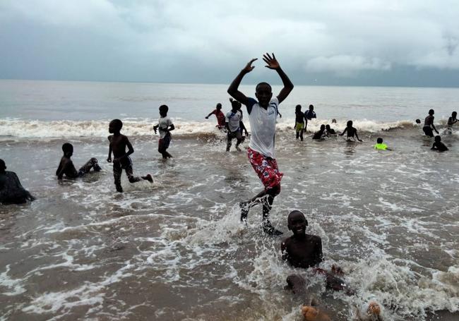 Libertad. Los menores de la escuela de fútbol disfrutan de un baño en la playa de Senegambia.