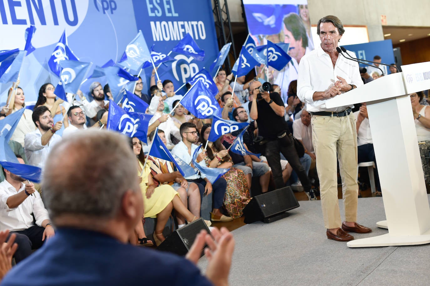 Feijóo lleva su campaña electoral a Murcia, arropado por Aznar y López Miras