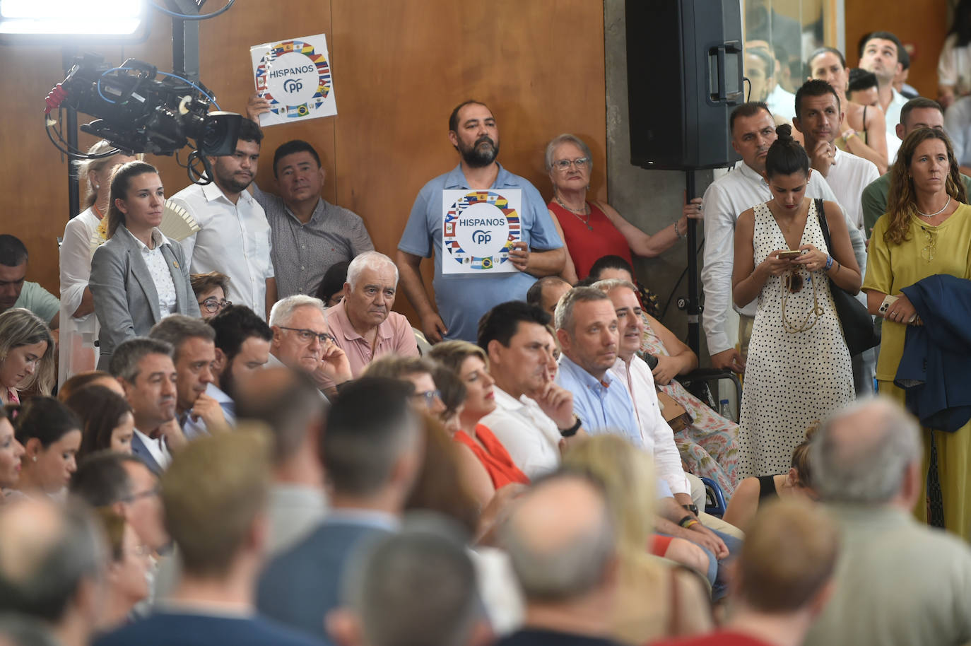 Feijóo lleva su campaña electoral a Murcia, arropado por Aznar y López Miras