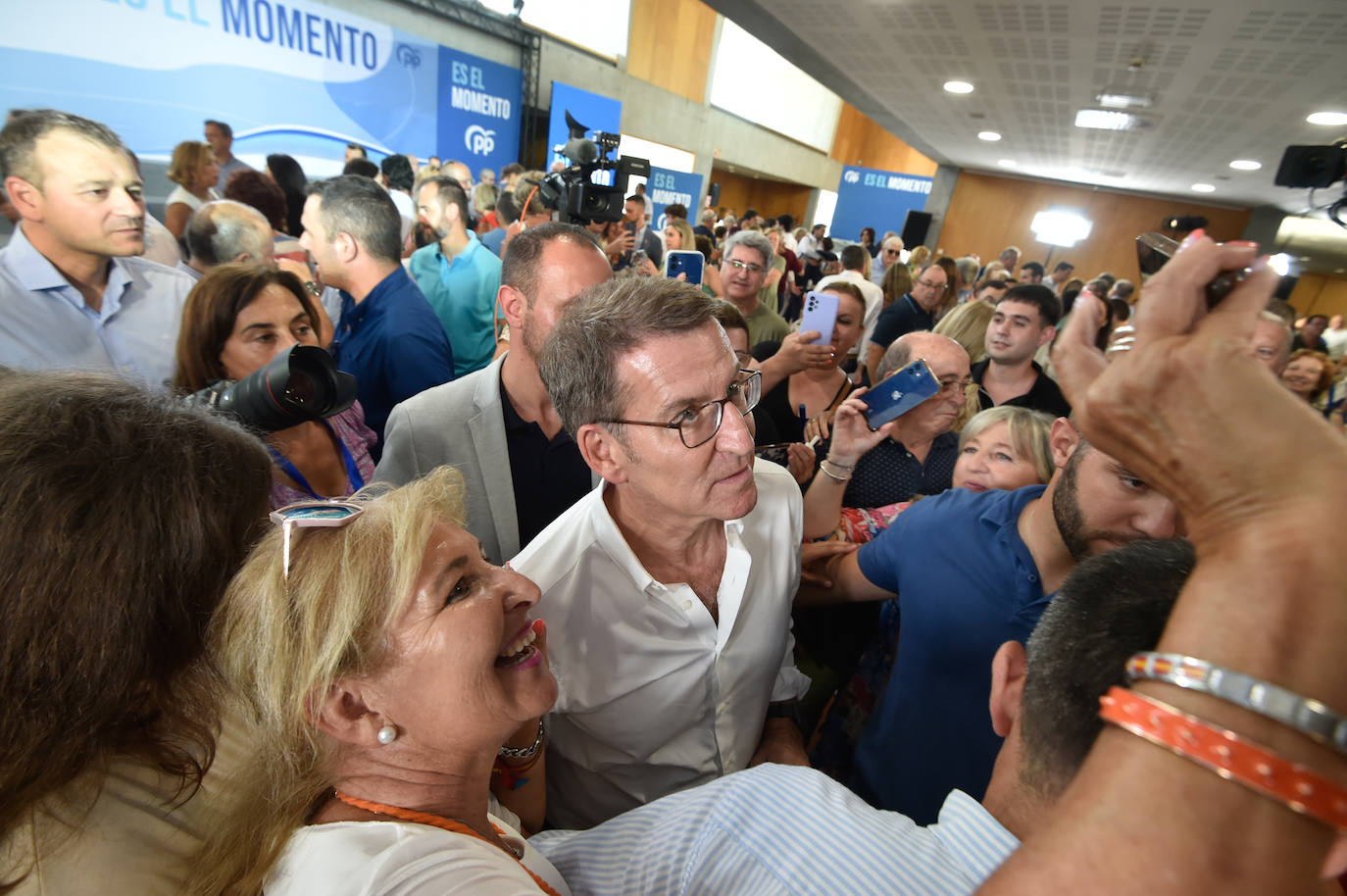 Feijóo lleva su campaña electoral a Murcia, arropado por Aznar y López Miras