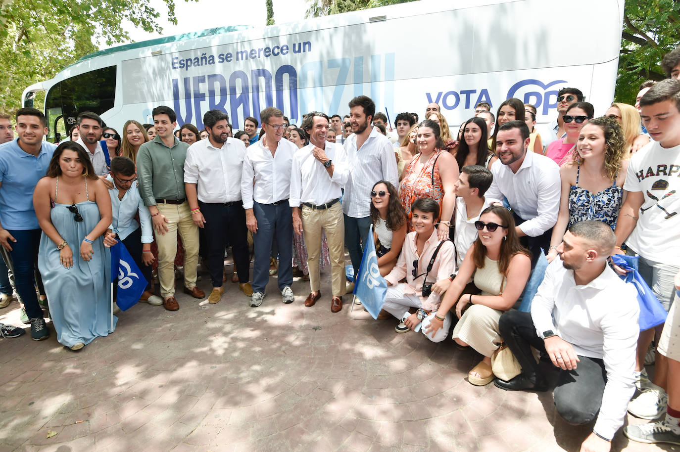 Feijóo lleva su campaña electoral a Murcia, arropado por Aznar y López Miras