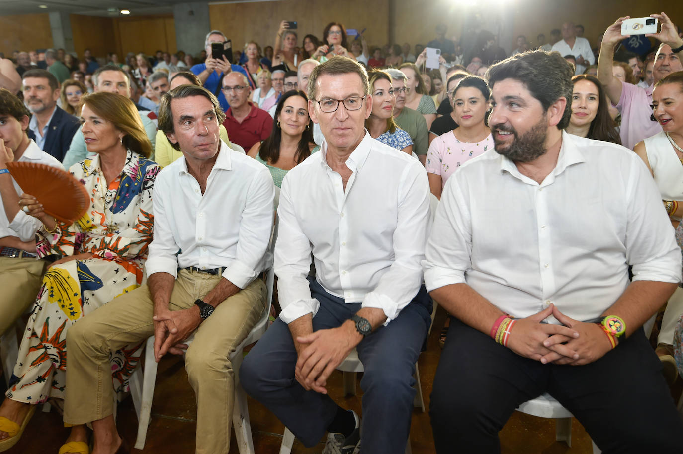 Feijóo lleva su campaña electoral a Murcia, arropado por Aznar y López Miras