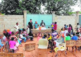 Alumnos de la escuela infantil El Limonero se preparan para recibir la merienda.