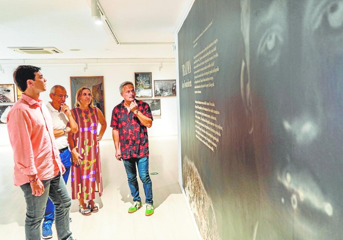 El concejal Ignacio Jáudenes, José Luis Cegarra, Carolina Parra y Nacho Ruiz, en la exposición de Fontcuberta.