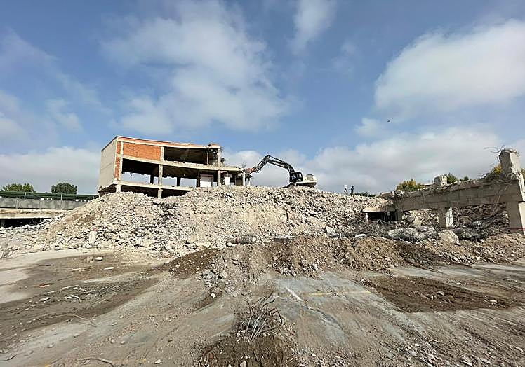 La pala termina de demoler el último tramo en pie del edificio.