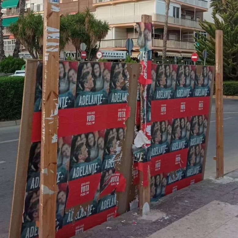 Daños en la cartelería electoral, en Torrevieja.