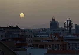 Nube de polvo sahariano sobre la ciudad de Murcia, este martes.