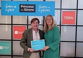 El director del CEIP Joaquín Carrión posa con el diploma de finalista a 'Escuela del año 2022'.