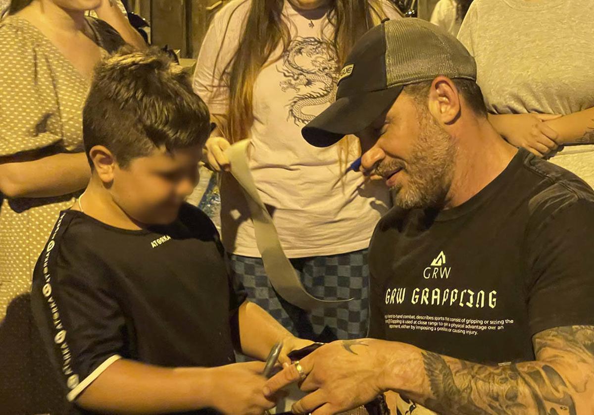 Tom Hardy firma autográfos en Cartagena.