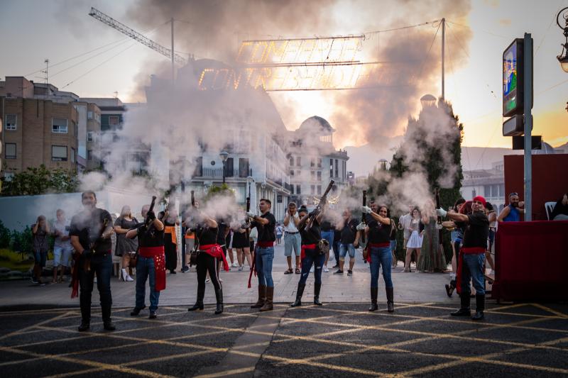 Los arcabuces anuncian la llegada de los bandos moro y cristiano