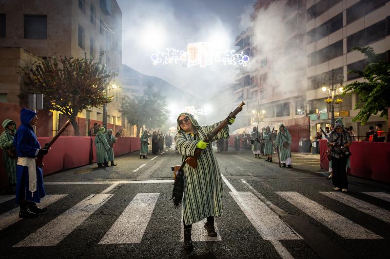 Los arcabuces anuncian la llegada de los bandos moro y cristiano