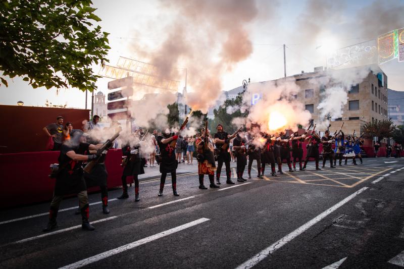 Los arcabuces anuncian la llegada de los bandos moro y cristiano