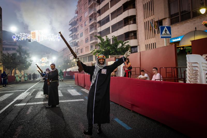 Los arcabuces anuncian la llegada de los bandos moro y cristiano