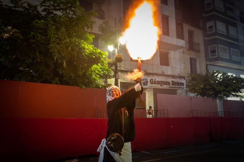 Los arcabuces anuncian la llegada de los bandos moro y cristiano