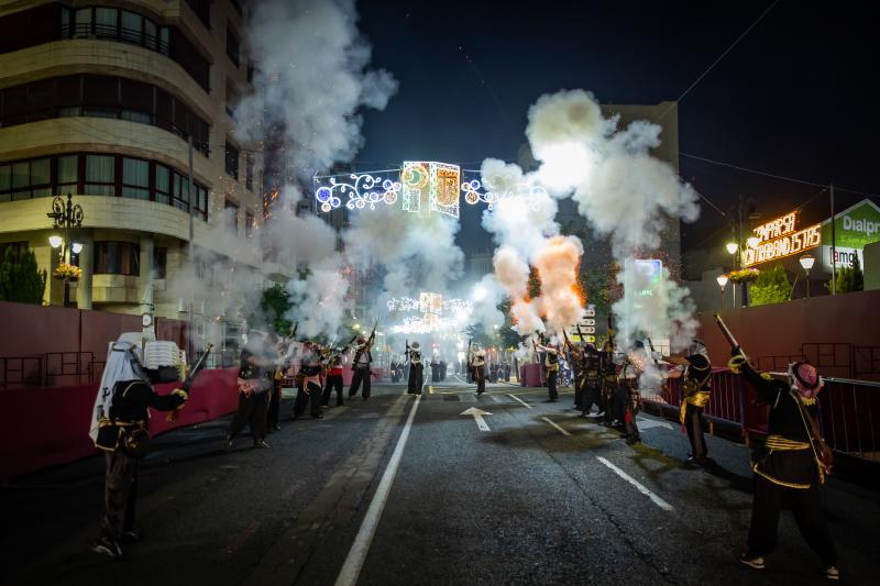Los arcabuces anuncian la llegada de los bandos moro y cristiano
