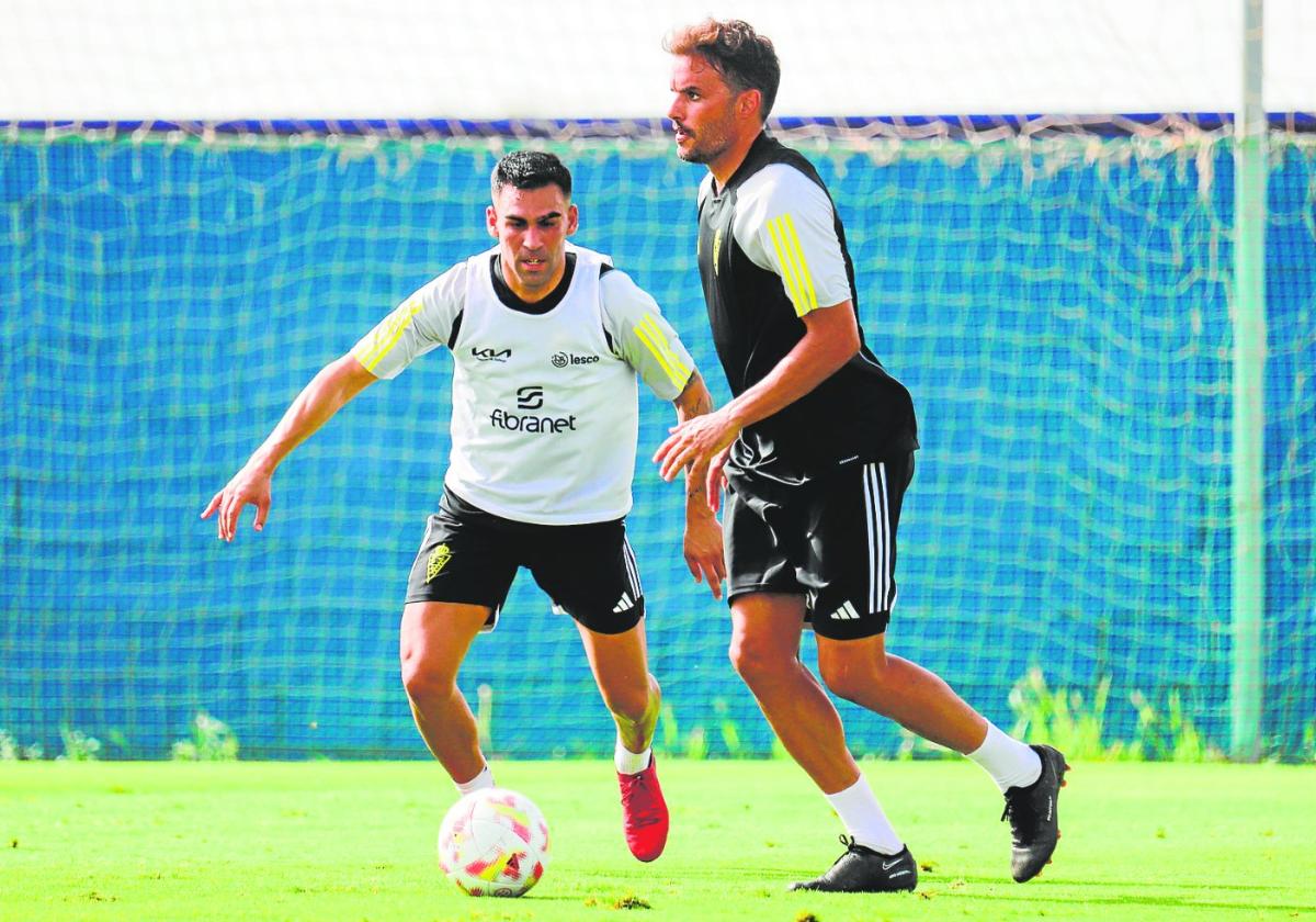 Pedro León conduce el balón ante Dani Romera en el primer entrenamiento de pretemporada del Real Murcia, ayer en Pinatar Arena.