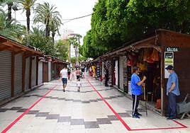 Entrada al mercadillo de los 'hippies' desde el monumento al Hombre del Mar.