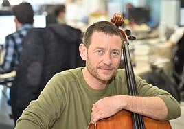 El violonchelista Matthieu Saglio en una anterior visita a la Redacción de LA VERDAD.