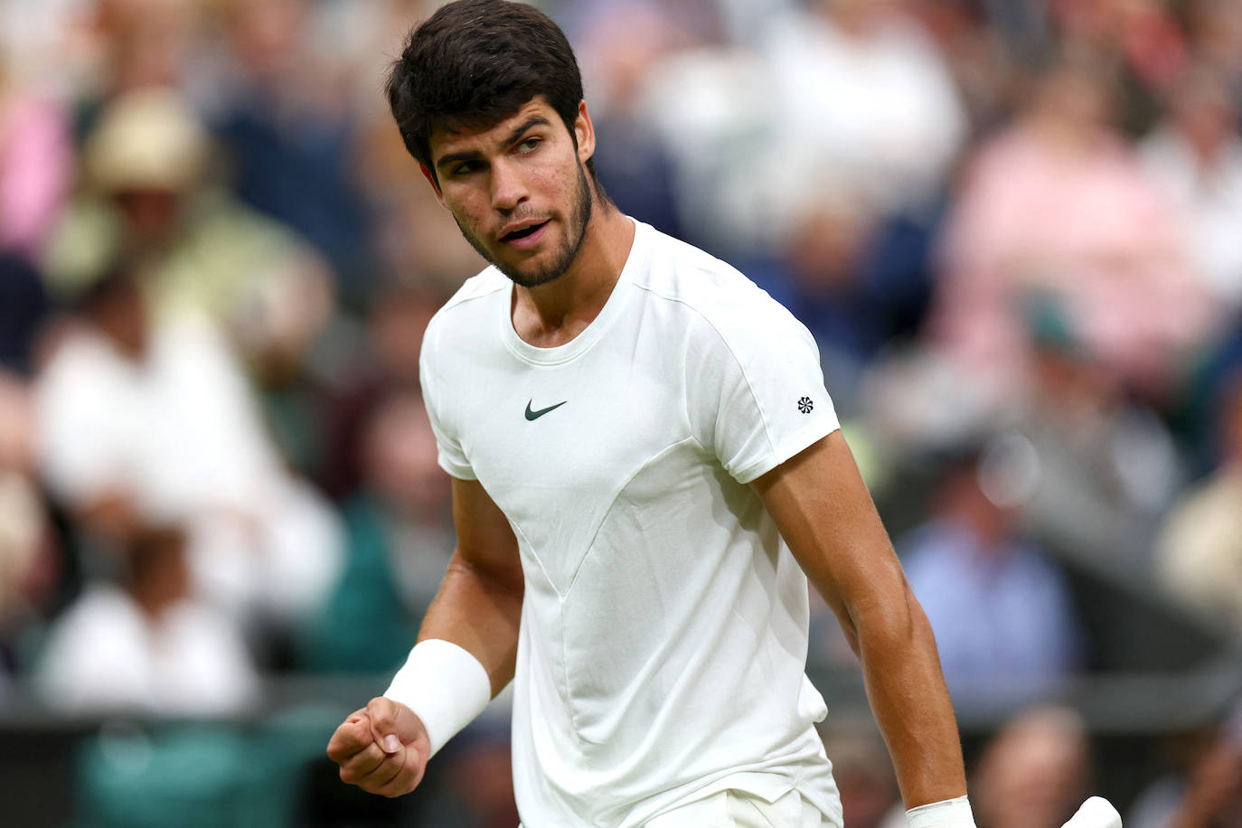 Alcaraz se da un festín y jugará su primera final de Wimbledon