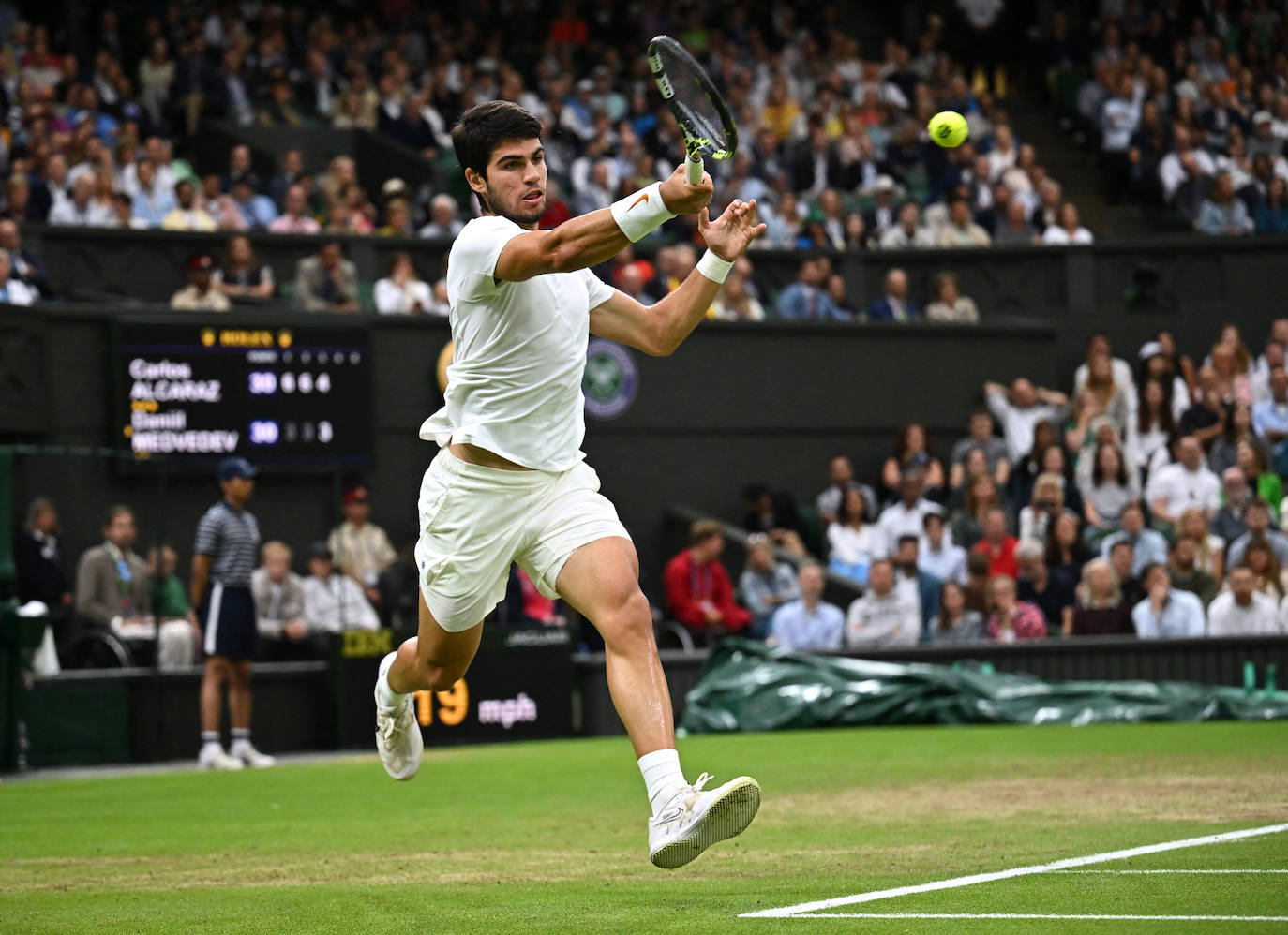 Alcaraz se da un festín y jugará su primera final de Wimbledon