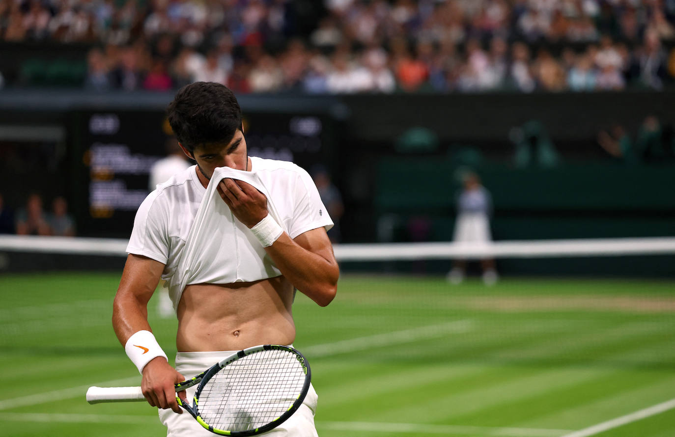 Alcaraz se da un festín y jugará su primera final de Wimbledon