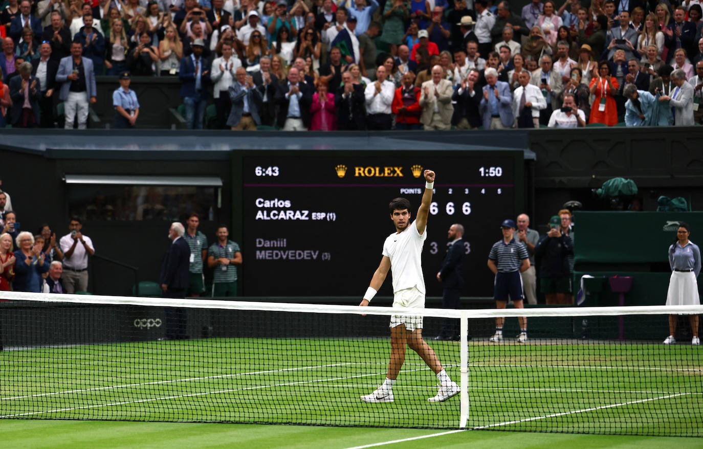 Alcaraz se da un festín y jugará su primera final de Wimbledon