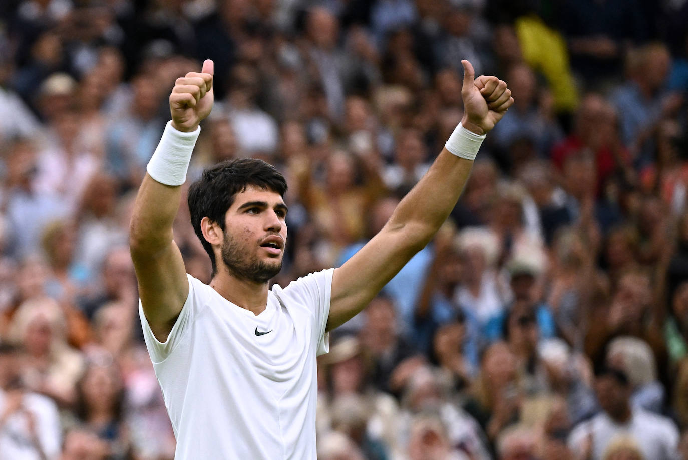 Alcaraz se da un festín y jugará su primera final de Wimbledon