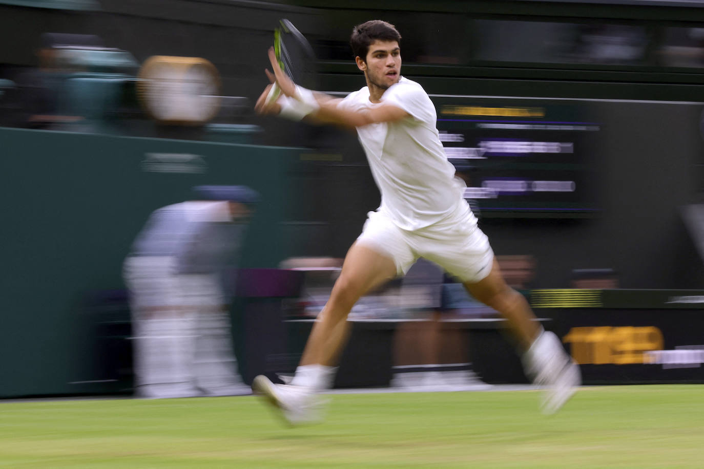 Alcaraz se da un festín y jugará su primera final de Wimbledon