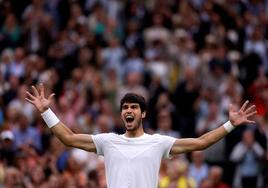 Alcaraz se da un festín y jugará su primera final de Wimbledon