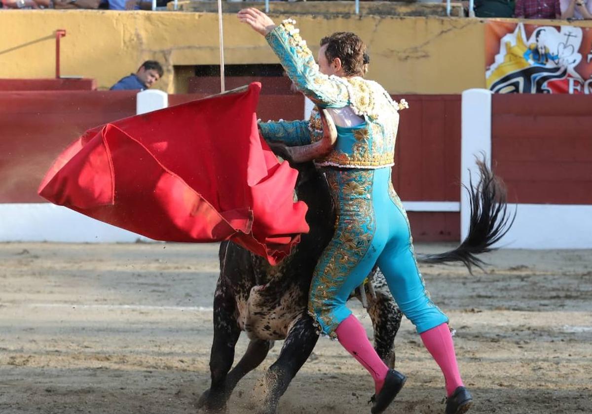 El torero murciano sufre una cornada en la axila.