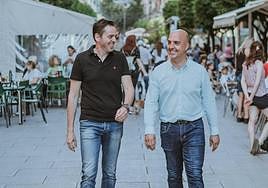 Alberto Vicente, a la izquierda del exalcalde Eliseo García, durante la precampaña de los comicios del pasado mes de mayo.