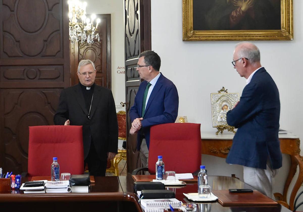 el obispo de la Diócesis de Cartagena, José Manuel Planes Lorca, y José Ballesta, este viernes, en el Palacio Episcopal.