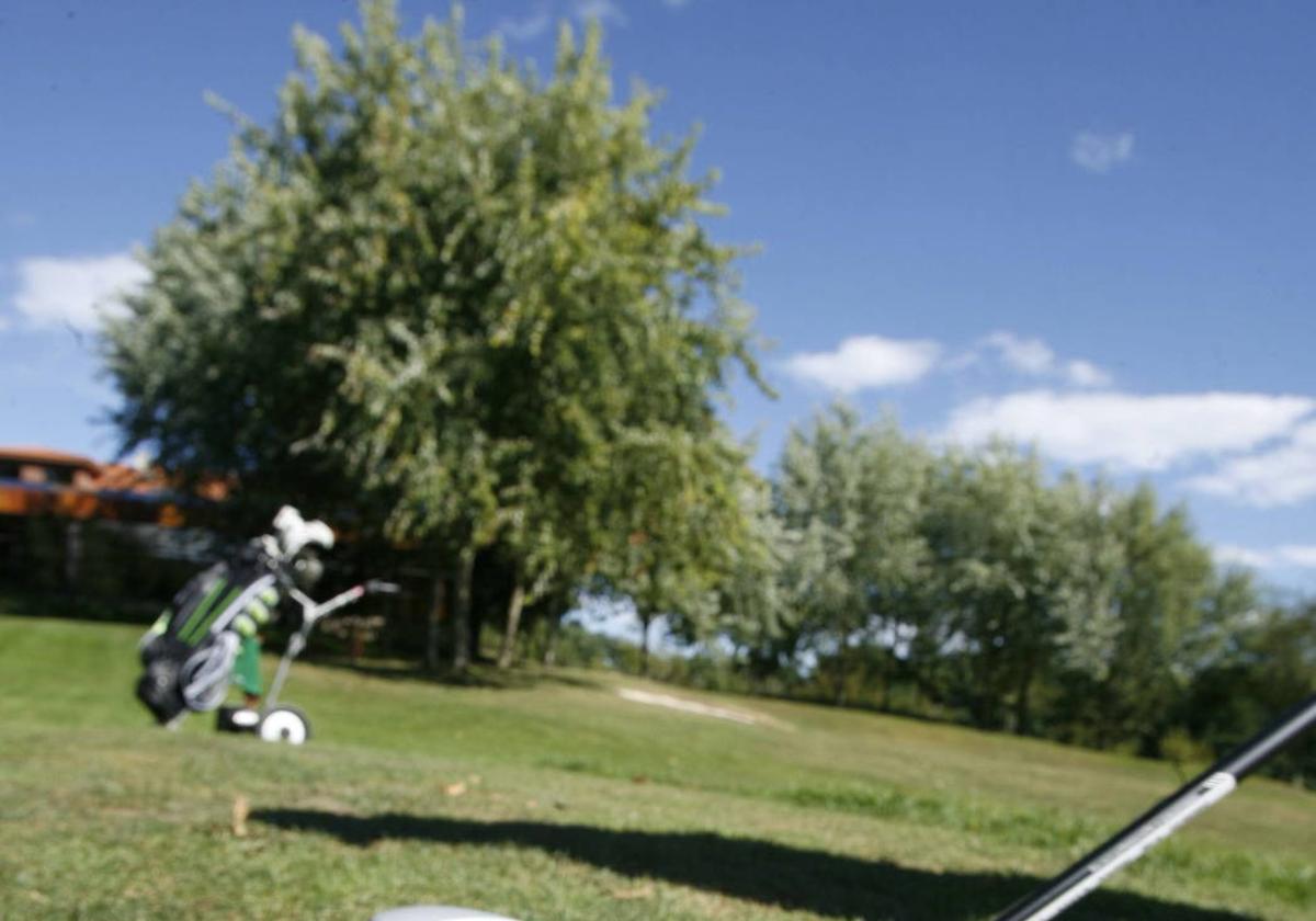 El palo a punto de golpear la bola en un hoyo del campo de golf, en imagen de archivo.